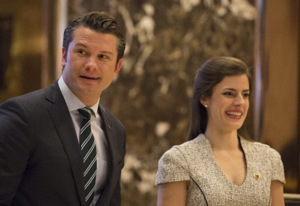 도널드 트럼프 미국 대통령 당선인이 국방장관으로 지명한 피트 헤그세스(왼쪽) 전 폭스뉴스 진행자. 연합뉴스.