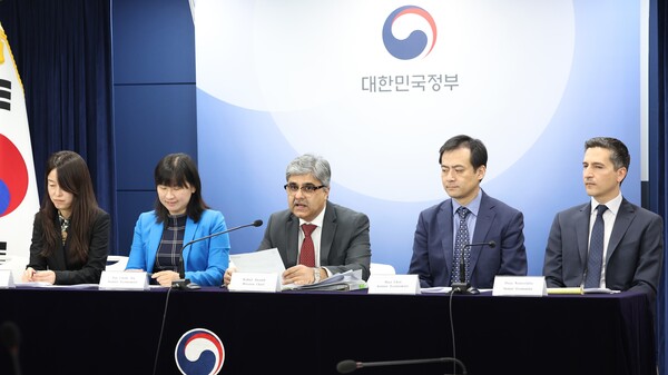 국제통화기금(IMF) 라훌 아난드 한국미션단장(가운데)이 20일 오전 정부서울청사에서 IMF-한국 연례협의결과를 발표하고 있다. 연례협의는 회원국의 거시경제·재정·금융 등 경제상황 전반을 점검하는 회의 2024.11.20. 연합뉴스