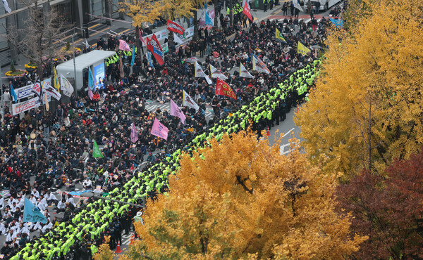 20일 서울 중구 숭례문 앞 세종대로에서 열린 전국농민대회 및 윤석열 정권 퇴진 2차 총궐기에서 민주노총과 전국농민총연맹 소속 회원들이 구호를 외치고 있다. 오른쪽은 경찰 인력. 2024.11.20. 연합뉴스