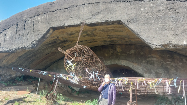 박경훈∙강문석 작가가 격납고 안에 설치한 ‘애국기매국기’에 답사객들이 평화를 기원하는 리본을 달아 놓았다. © 이봉수