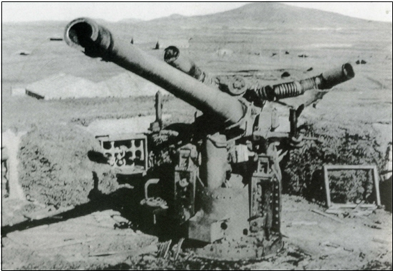 일본군이 알뜨르비행장 방어를 위해 셋알오름 정상에 설치한 고사포 진지.