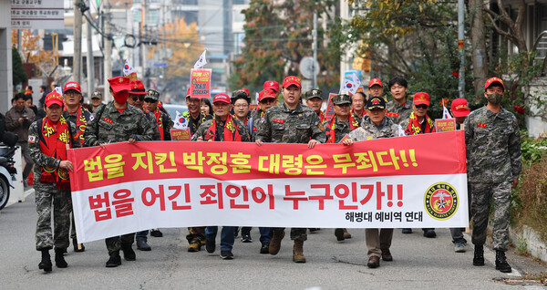 해병대예비역연대 회원들이 21일 오후 채모 상병 순직사건 수사 관련 항명 및 상관명예훼손 혐의로 기소된 박정훈 전 해병대 수사단장의 결심 공판이 열리는 서울 용산구 중앙지역군사법원 앞에서 기자회견을 열고 구호를 외치고 있다. 2024.11.21. 연합뉴스