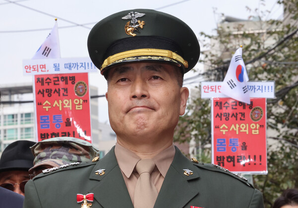 해병대 채모 상병 순직사건 수사 관련 항명 및 상관명예훼손 혐의로 기소된 박정훈 전 해병대 수사단장이 29일 오전 서울 용산구 중앙지역군사법원 앞에서 공판 출석 전 기자회견에 참석하고 있다. 2024.10.29. 연합뉴스