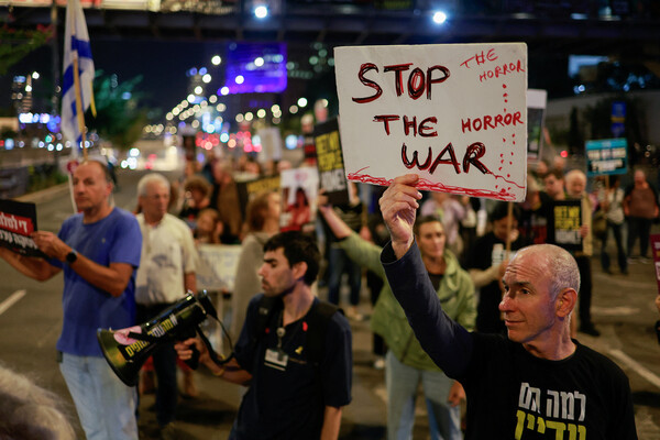 국제형사재판소(ICC)가 21일 이스라엘의 베냐민 네타냐후 총리와 요아브 갈란트 전 국방장관에 대해 전쟁범죄 등의 혐의로 체포영장을 발부한 가운데, 이날 이스라엘 수도 텔아비브에서 시민들이 '전쟁 중단'을 요구하는 반정부 시위를 벌이고 있다. 2024. 11. 21 [로이터=연합뉴스]