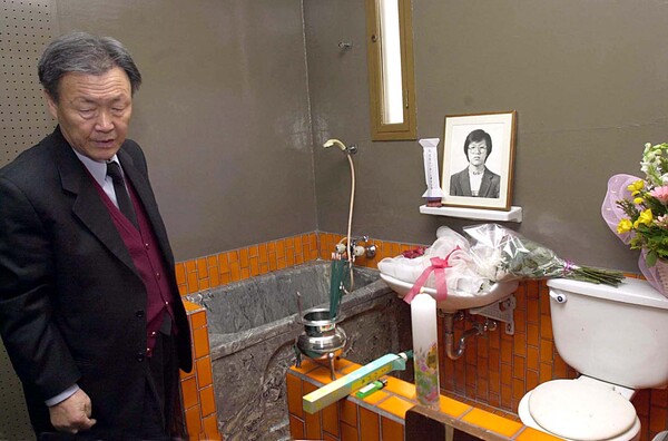 12일 오전 서울 용산구 남영동 경찰청 보안분실에서 열린 고박종철군 14주기 위령제에서 아버지 박정기씨가 위령제를 하기에 앞서 숙연한 표정으로 서있다./사회 2001.1.12. 연합뉴스