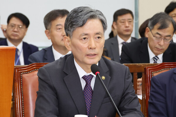 조지호 경찰청장이 14일 오전 국회 행정안전위원회에서 경찰의 집회 관리에 대한 신정훈 위원장의 사과요구에 답하고 있다. 2024.11.14. 연합뉴스