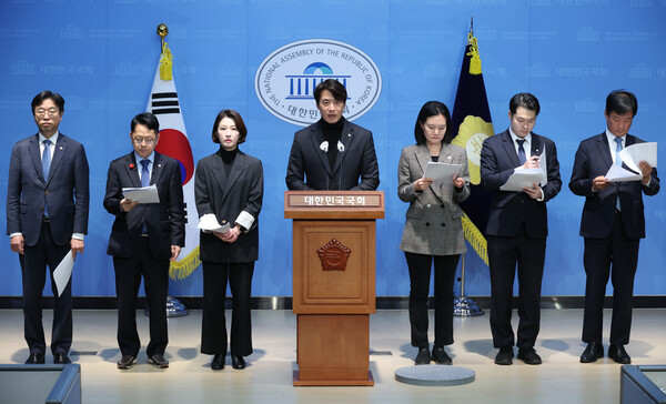 더불어민주당 한준호 의원 등 검찰독재정치탄압대책위원회 소속 의원들이 17일 국회에서 이재명 대표 공직선거법 사건 1심 판결 관련 문제 제기를 하고 있다. 2024.11.17. 연합뉴스