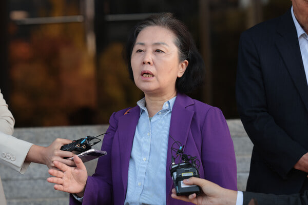 국민의힘 김영선 전 의원이 4일 오전 전날에 이어 이틀 연속 경남 창원시 성산구 창원지방검찰청에 출석해 입장을 밝히고 있다. 2024.11.04. 연합뉴스