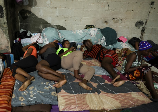 지난 10월 시에라리온 출신 이주노동자 여성들이 레바논 하즈미에에 마련된 피란민 임시 거처에 누워 있다. 이들은 현대판 노예제로 불리는 악습 ‘카팔라(후견인)’제도에 따라 레바논에서 일하다가 이스라엘의 공습으로 발이 묶인 상태다. (로이터=연합뉴스)