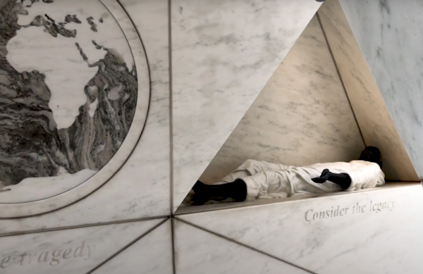 미국 뉴욕의 유엔 방문자 광장에 들어선 ‘귀환의 방주’. 2015년 3월 25일 ‘국제 노예제 및 대서양 횡단 노예무역 희생자 추모의 날’을 맞아 세웠다.