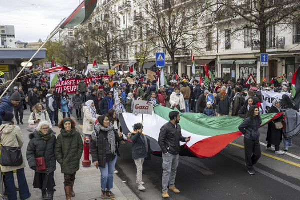 스위스 제네바에서 가자와 레바논 주민들을 지지하는 시위가 벌어지고 있다.  2024. 11. 09 [AP=연합뉴스]