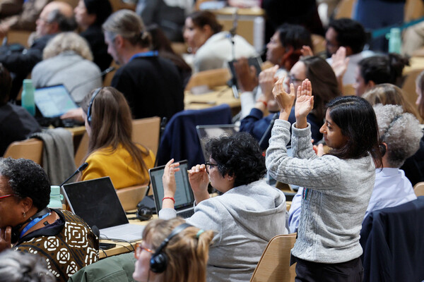 11월 24일 아제르바이잔 바쿠에서 열린 제29차 유엔 기후변화협약당사국총회(COP 29) 폐막 전체 회의에서 박수를 보내고 있는 참석자들. 2024.11.24. 로이터 연합뉴스