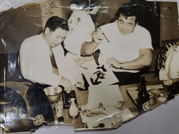 도쿄 아카사카(赤坂)의 요정. 김영필 선생과 역도산(1961년 또는 1962년) 사진제공:김영필 선생의 아들 김병수