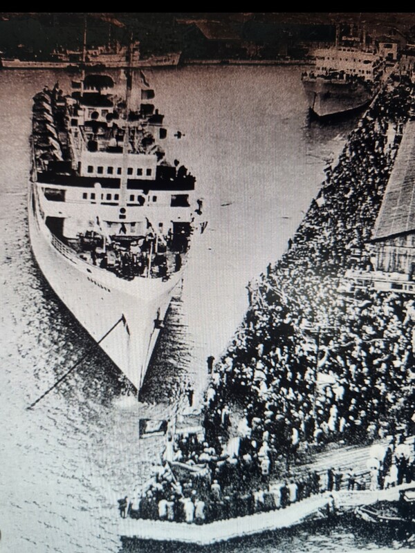 1959년12월, 니가타(新潟)항을 출항하는 ‘귀국사업’ 제1차 귀국선. 출항 이틀 후에 북한(북조선) 청진항에 도착했다. 사진제공:김경원