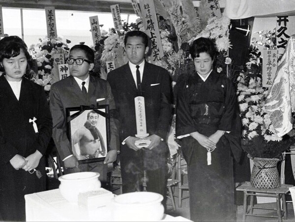 역도산의 장례식장. 도쿄(1963.12) 좌부터-모모타 치에코(百田千榮子 1944년생 차녀) 모모타 미츠오(百 田光雄 1948년생 차남. 프로레슬러) 모모타 요시히로(百田義浩 1946~2000 장남. 프로레슬러, 링아나운서 ) 다나카 게이코(田中敬子 역도산의 부인) ⓒ -제공: 일간 일본스포츠