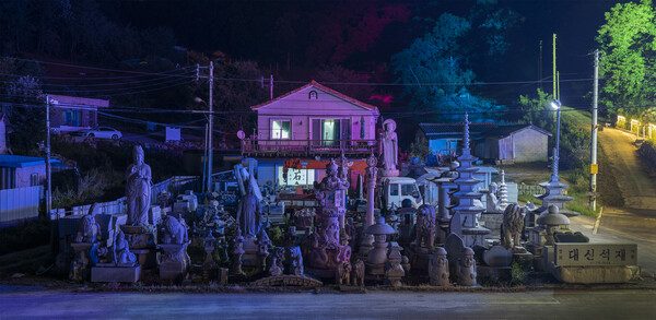 조현택, 스톤마켓-여주, 2021, 피그먼트 프린트, 68×140cm, ed. 15