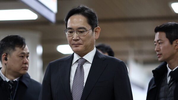 이재용 삼성전자 회장이 25일 오후 서초구 서울고법에서 열린 삼성 부당 합병 혐의 관련 2심 결심 공판에 출석하고 있다. 2024.11.25. 연합뉴스