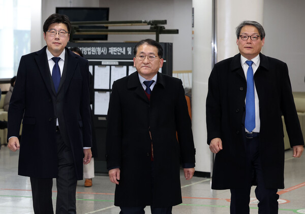 25일 오후 서울 서초구 서울고등법원에서 열린 '김학의 불법 출국금지' 2심 선고 공판에 출석한 조국혁신당 이규원 대변인(왼쪽), 차규근 의원(가운데), 이광철 전 청와대 민정비서관이 법원을 나서고 있다. 2024.11.25 [공동취재] 연합뉴스