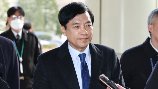 김학의 전 법무부 차관 불법 출국금지 의혹 수사를 무마한 혐의로 기소된 이성윤 법무연수원 연구위원이 25일 오후 서초구 서울고등법원에서 열린 2심 선고 공판에 출석하기 위해 법정으로 향하고 있다. 재판부는 이 연구위원에게 무죄를 선고했다. 2024.1.25. 연합뉴스