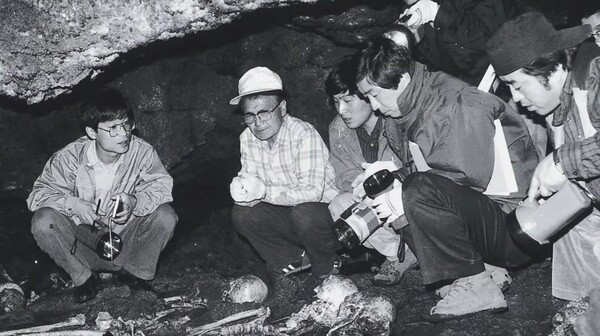 다랑쉬굴 취재 이면을 담은 다큐멘터리 . © KBS제주