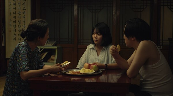 영화 에서 ‘은주’는 삼촌의 제사가 아니라 야구 경기를 보러 가고 싶어한다. © 