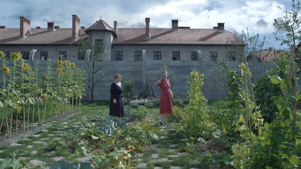 집 바로 뒤 수용소에서는 독가스로 유대인들을 학살하고 있지만 수용소장 부인은 정원을 아름답게 가꾸는 일에 몰입한다. © 영화 