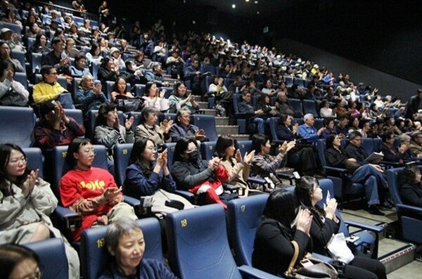 개막작이 끝났는데도 관객들은 감독과의 대화를 위해 거의 자리를 뜨지 않았다. © 제주4.3평화재단