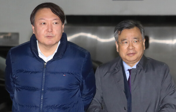 2017년 3월 9일 '최순실 게이트' 특별검사팀의 수사팀장인 윤석열 검사(왼쪽)와 박영수 특별검사가 서울 강남구 대치동 특검사무실로 출근하고 있다. 2017.3.9. 연합뉴스 자료 사진