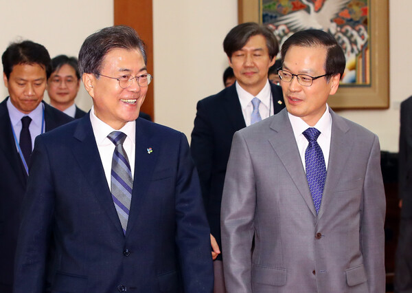 2018년 6월 8일 문재인 대통령이 청와대 접견실에서 '드루킹 댓글조작 사건'을 조사할 허익범 특별검사에게 임명장을 수여한 뒤 환담장으로 향하며 얘기를 나누고 있다. 2018.6.8. 연합뉴스