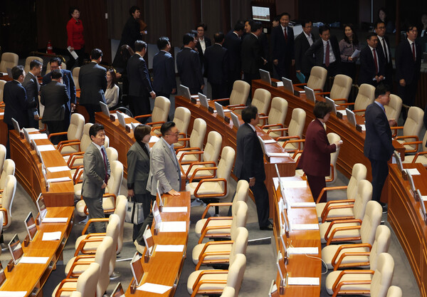 국민의힘 의원들이 14일 서울 여의도 국회 본회의에서 검건희 여사 특검법이 상정되자 퇴장하고 있다. 2024.11.14. 연합뉴스