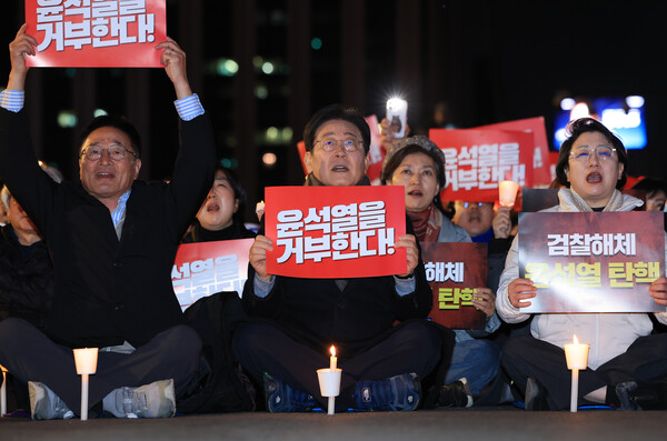 더불어민주당 이재명 대표가 23일 오후 서울 종로구 광화문 북측광장 인근에서 거부권을 거부하는 전국비상행동 주최로 열린 '김건희-채상병 특검 추진! 국정농단 규명! 윤석열을 거부한다 2차 시민행진'에 참석해 구호를 외치고 있다. 2024.11.23 연합뉴스