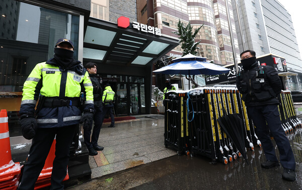 김영선 전 의원과 명태균 씨 관련 '공천 개입' 의혹을 수사 중인 검찰이 27일 국민의힘 당사무실에 대한 압수수색에 나섰다. 사진은 이날 압수수색이 진행 중인 국민의힘 당 사무실의 모습. 2024.11.27. 연합뉴스