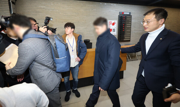 김영선 전 의원과 명태균 씨 관련 '공천 개입' 의혹을 수사 중인 검찰이 27일 국민의힘 당사무실에 대한 압수수색에 나섰다. 이날 검찰 수사관들이 김상욱 의원과 국민의힘 당사를 빠져나가고 있다. 2024.11.27. 연합뉴스