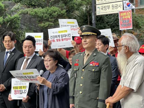박정훈 대령이 항명죄 재판 출석 당시 시민들과 함께 기자회견을 하는 모습. 현역 군인 신분이라 직접 발언한 적은 없어 다른 분들이 발언하는 사진만 있다.