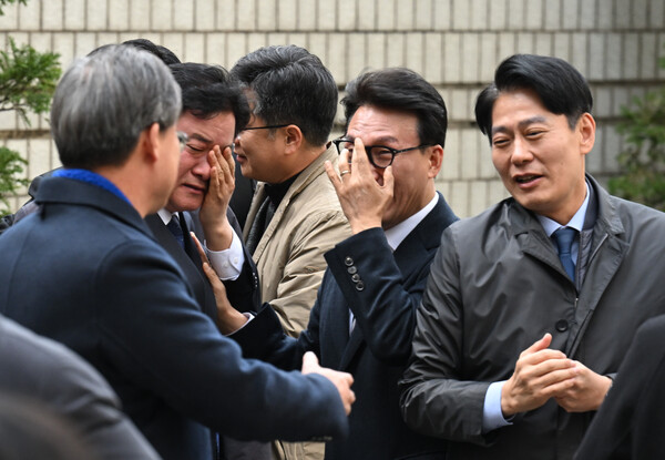 더불어민주당 이재명 대표가 25일 오후 서울 서초구 서울중앙지법에서 열린 '위증교사' 혐의 사건 1심 선고 공판에서 무죄선고를 받은 뒤 더불어민주당 의원들이 눈물을 흘리고 있다. 2024.11.25 [사진공동취재단] 연합뉴스