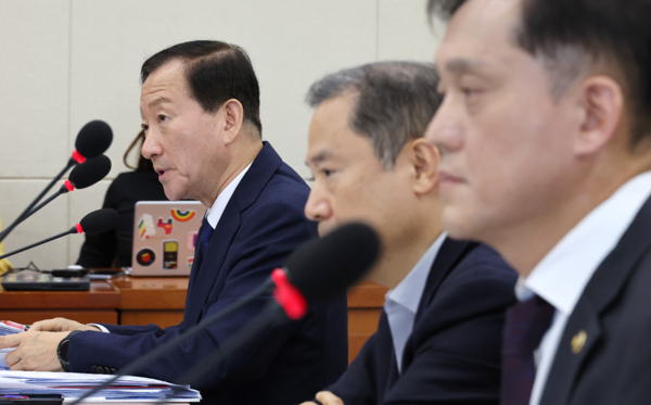 지난 10월 24일 오전 열린 국회 과학기술정보방송통신위원회의 국정감사에 출석한 류희림 방송통신심의위원회 위원장(왼쪽)이 의원 질의에 답변하고 있다. 오른쪽은 김태규 방통위 직무대행. 연합뉴스