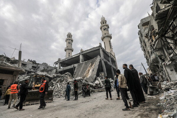 가자 중부의 알-누세이라트 난민 캠프에 대한 이스라엘군의 심야 공습으로 파괴된 알-카삼 모스크 경내에 팔레스타인 주민들이 모여 있다. 2024. 11. 27 [EPA=연합뉴스]