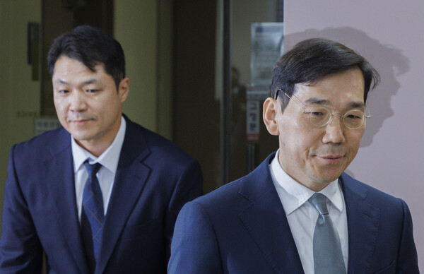 조상원 서울중앙지검 4차장(앞)과 최재훈 반부패 수사2부장이 지난 17일 오전 서울 서초구 서울중앙지검에서 윤석열 대통령 부인 김건희 여사의 도이치모터스 시세조종 가담 의혹 사건 관련 수사결과를 발표하기 위해 입장하고 있다. 2024.10.17. 연합뉴스