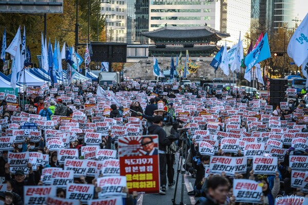 23일 오후 서울 중구 시청역 앞에서 열린 '윤석열 퇴진 김건희 특검 116차 촛불대행진'에 참가한 시민들이 구호를 외치고 있다. 2024.11.23. 사진 이호 작가