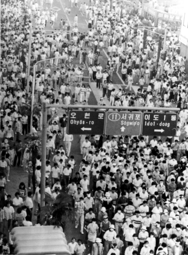 1987년 6월항쟁 당시 제주시 중심가인 중안로터리와 남문로 사이에서 수백 명의 학생들이 경찰과의 충돌이 없이 구호를 외치며 가두시위를 벌였다. 1987.6.26 연합뉴스 자료사진