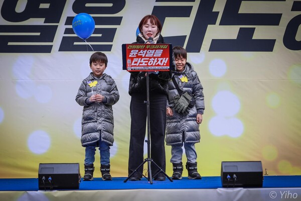 인천·연수 촛불행동 이은지 대표가 30일 집회에서 발언하고 있다. 2024.11.30. 이호 작가