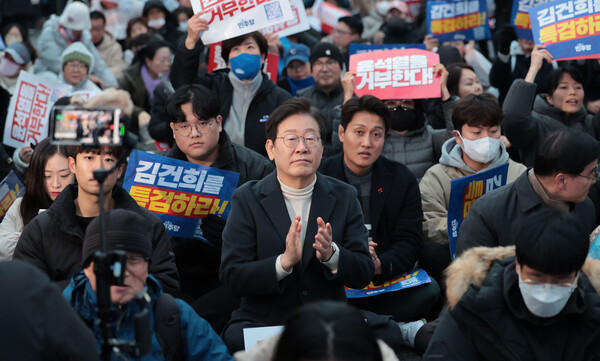 민주당 이재명 대표가 30일 오후 서울 종로구 광화문 북측광장 인근에서 열린 '김건희·윤석열 국정농단 규탄·특검 촉구 제5차 국민행동의 날'에서 박수를 치고 있다. 2024.11.30. 연합뉴스