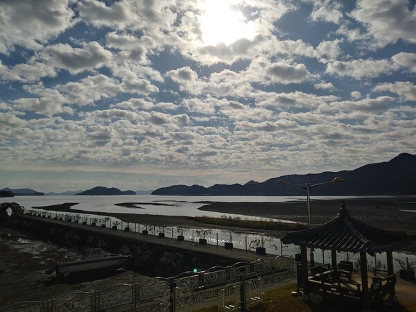창포만 남해바다와 진전천이 만나는 갯벌에 조선시대에 설촌되었을 어촌마을 ‘율티리’