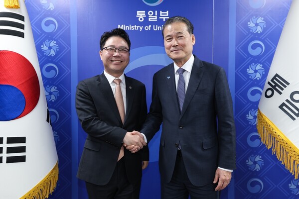 김영호 통일부 장관이 18일 서울 종로구 정부서울청사에서 이북5도위원회 함경북도지사를 접견하고, 도널드 트럼프 행정부 2기의 북한인권 정책 추진 방향 등 북한인권 분야의 한미 협력에 관한 의견을 교환했다. 지 지사는 과거 트럼프 대통령과 북한인권에 관해 대화한 경험을 공유하며 북한군의 러시아 파병 등 북한 당국의 인권침해가 '레드라인'을 넘나드는 현 상황에서 트럼프 대통령 역시 북한인권 문제를 강조할 수밖에 없을 것이라고 말했다고 통일부가 전했다. 2024.11.18. 통일부 연합뉴스