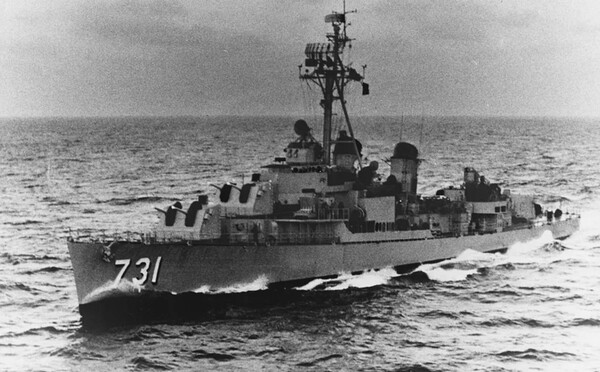 미국의 본격적인 베트남전 개입을 위해 날조된 북베트남군의 미 해군 함정 공격 사건. 1964년 8월의 통킹만 사건 조작에 동원된 미 해군 구축함 USS 매독스.   나무위키