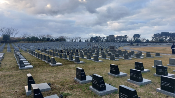 제주4.3평화공원 행방불명인 묘역에는 시신을 찾을 수 없는 희생자 표석 4030기가 설치돼 있다. © 이봉수