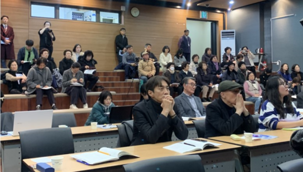 4.3 피해자 가족을 포함한 청중들이 보고회에 참석해 발표를 경청하고 있다. 앞줄 가운데가 4.3 관련 미디어 모니터링을 주관해온 민언련의 신태섭 공동대표. ⓒ 이혜현