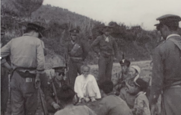 오라리 마을 인근에서 주민들을 모아 놓고 상황을 듣는 경비대원들. ⓒ '4.3역사 기록사진집' 1권