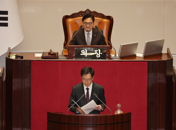 2일 오후 열린 국회 본회의에서 정명호 국회 의사국장이 최재해 감사원장과 이창수 서울중앙지검장, 조상원 4차장검사, 최재훈 반부패수사2부장에 대한 탄핵 소추안 등을 보고하고 있다. 2024.12.2. 연합뉴스