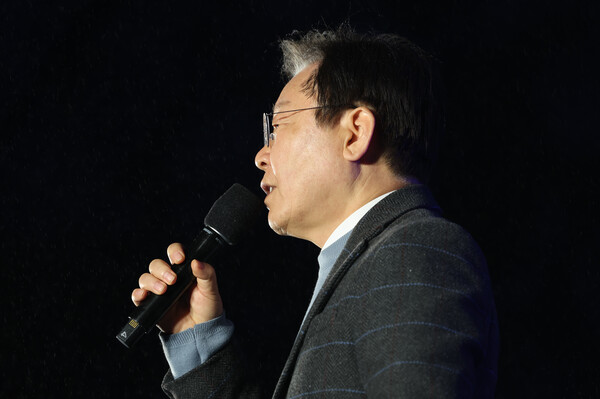 더불어민주당 이재명 대표가 16일 오후 서울 광화문광장 인근에서 열린 '김건희·윤석열 국정농단 규탄·특검 촉구 제3차 국민 행동의 날'에 참가해 발언하고 있다. 2024.11.16 연합뉴스